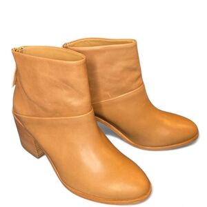 Nisolo Women'a Dari Ankle Booties